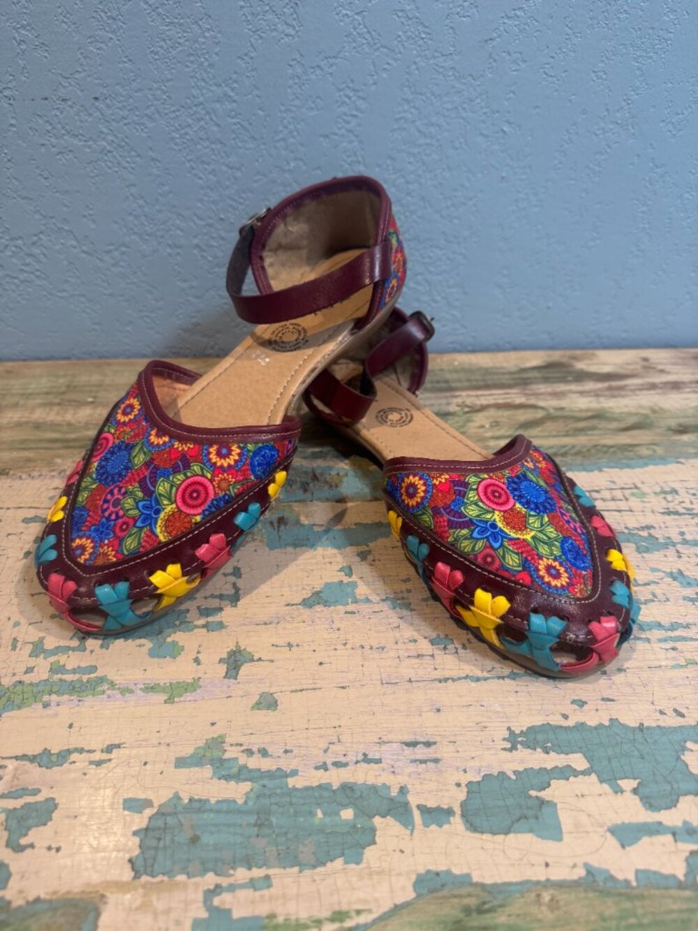 GUC MEXICAN STRAPPY SANDALS SIZE 10/10.5